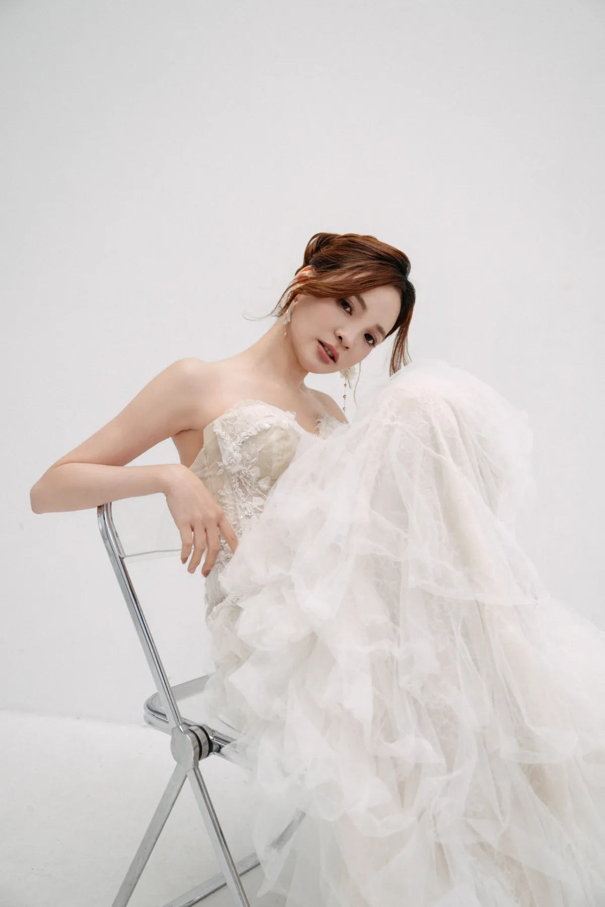 Ashley 穿著白色婚紗的戶外攝影作品